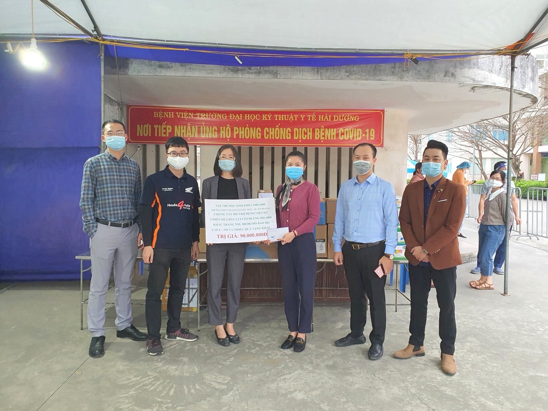 Tập thể cựu học sinh niên khóa 2006 – 2009 ủng hộ tiền mặt và vật phẩm trị giá 90.000.000đ cho Bệnh viện Dã chiến 2 chống dịch COVID-19